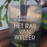 Boekrecensie: Taalkundige dans in Het ras van weleer – Adrian Tchaikovsky