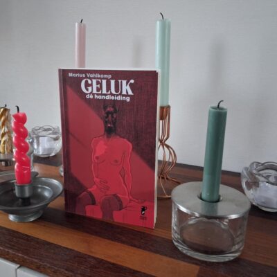 Boekrecensie: Verwarring en vervreemding in Geluk, dé handleiding van Marius Vahlkamp